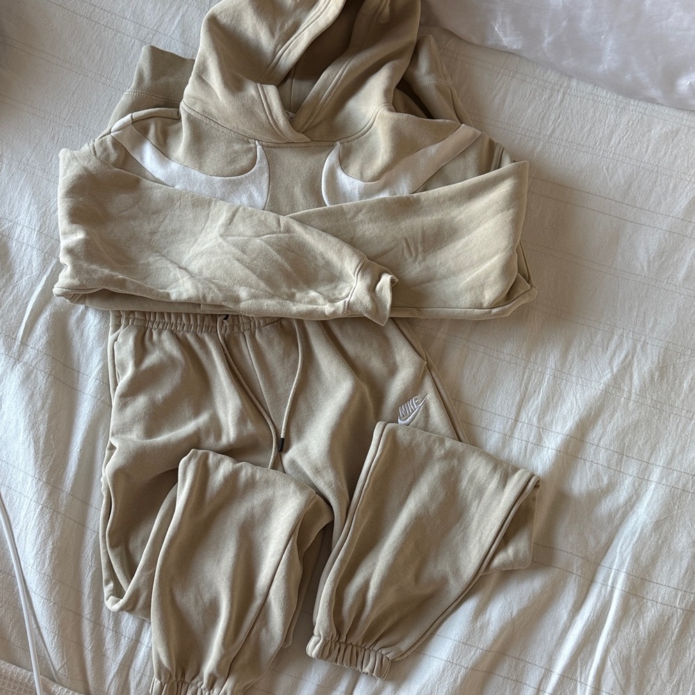 Nike Tan matching set  with Logo